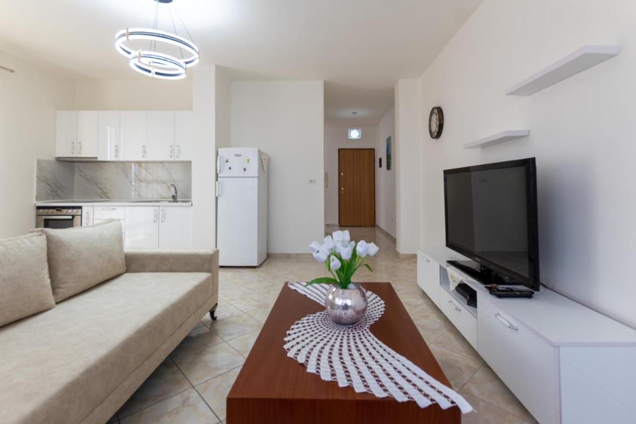 Spacious 2 Bedroom Apartment In Durres Beach Exteriör bild